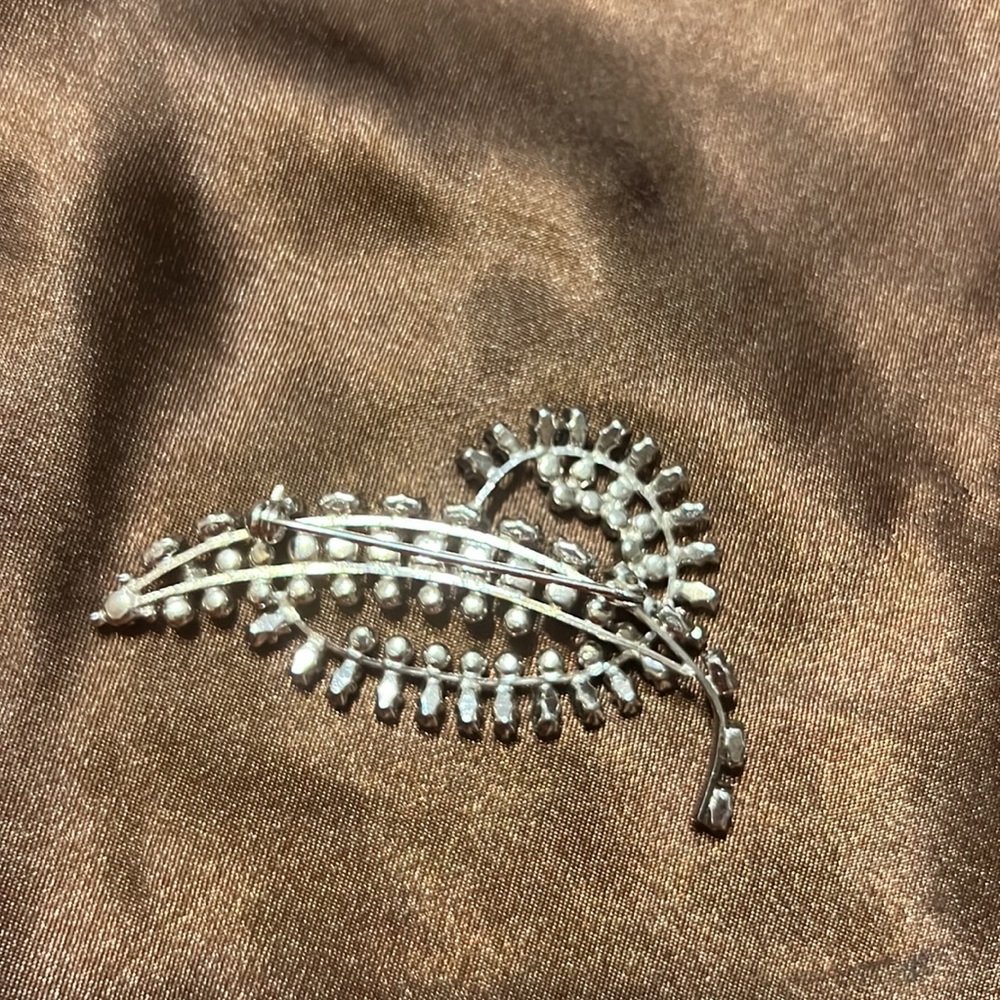 Elegant Silver tone and Gold tone Leaf Brooch - Picture 7 of 7
